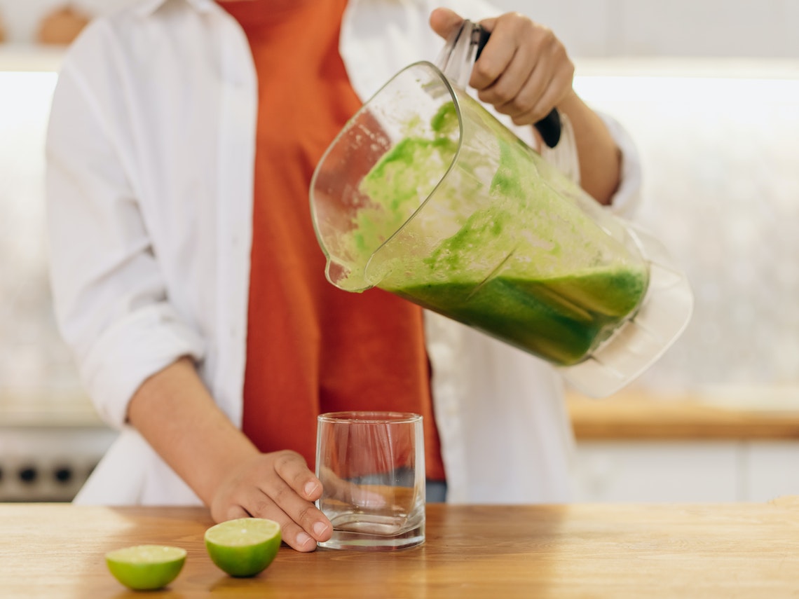 Mujer con smoothie verde