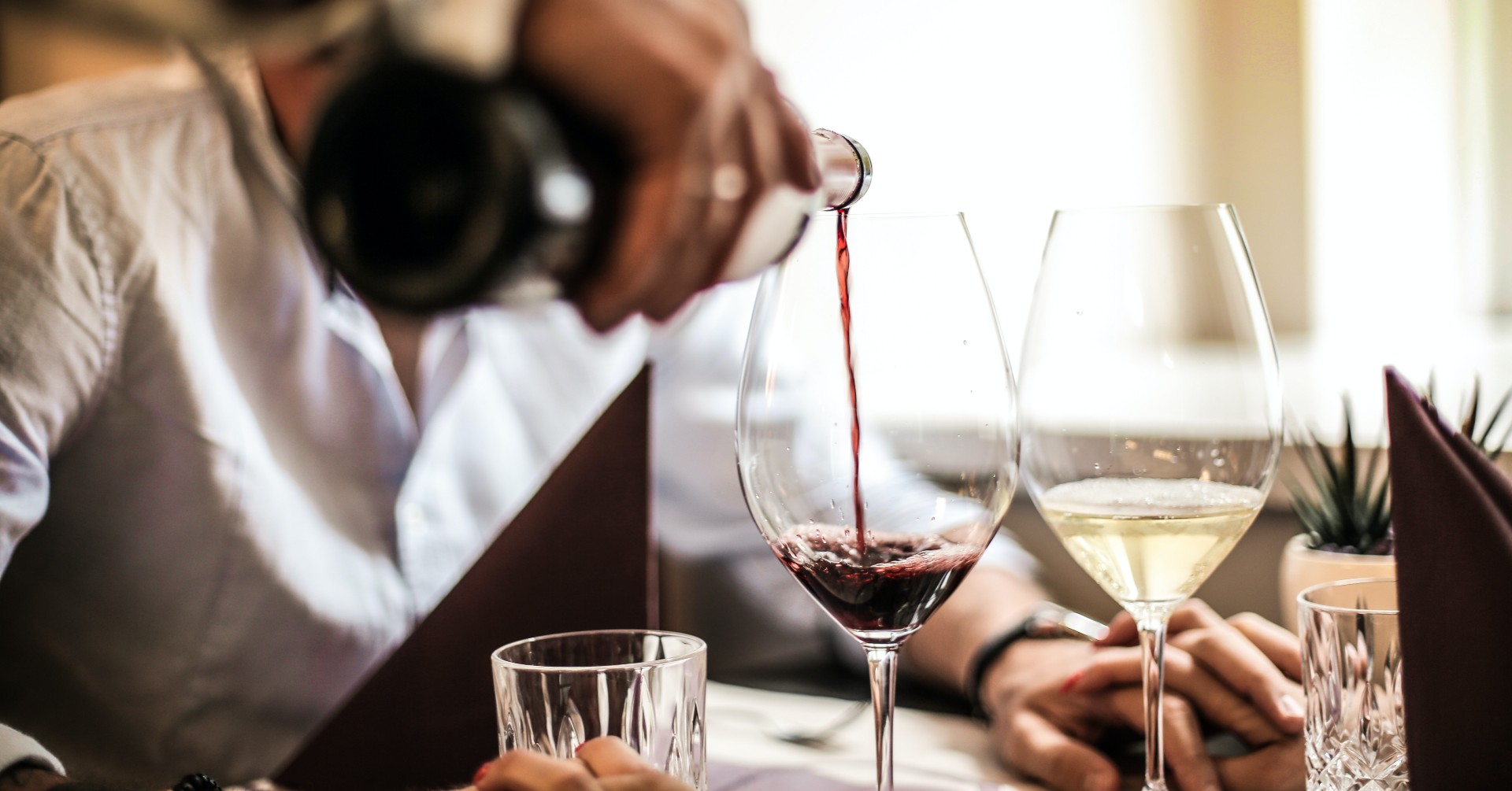 Así es como el vino afecta a tus dientes