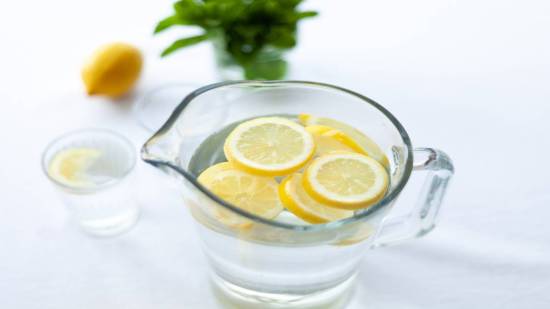 Agua con limón