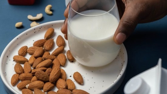 Leche de avena vs leche de almendras: ¿cuál es mejor?