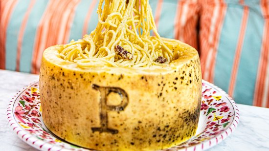Así es la pasta carbonara ‘a la rueda’, el plato de moda de Bel Mondo
