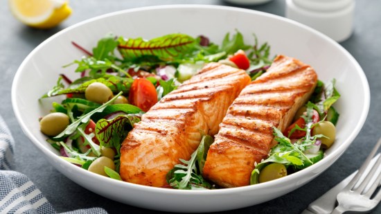 ¿Cuáles son los mejores pescados para tomar en la cena?