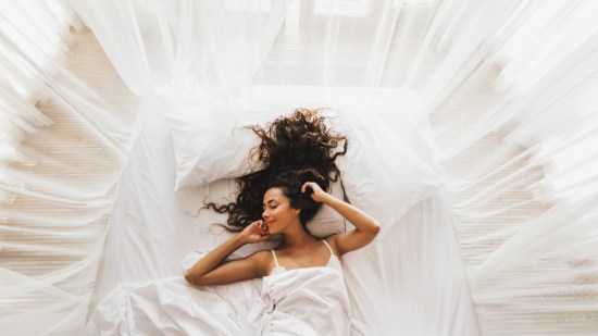 Por qué cenar pescado te ayuda a dormir mejor