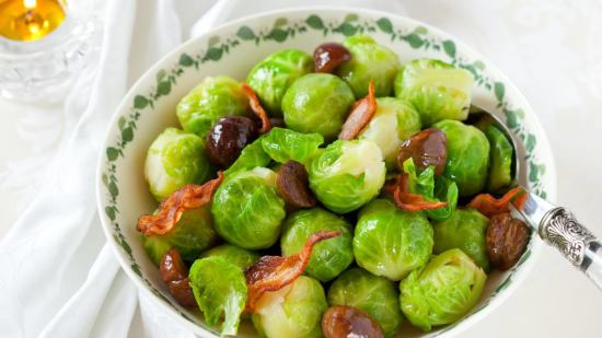 Coles de Bruselas con bacon y castañas