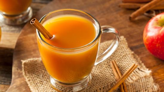 Cómo hacer sidra de manzana caliente especiada