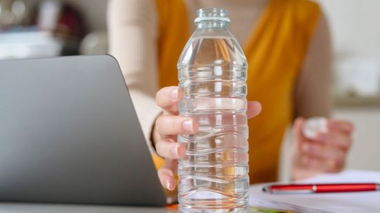 ¿Por qué se recomienda no rellenar las botellas de agua?