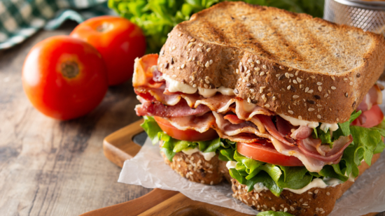 Sándwich de beicon, queso, tomate y lechuga