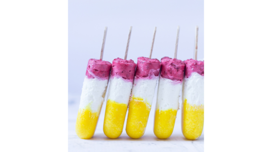 Polos de mango, frambuesa y yogur