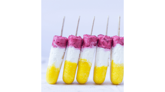 Polos de mango, frambuesa y yogur