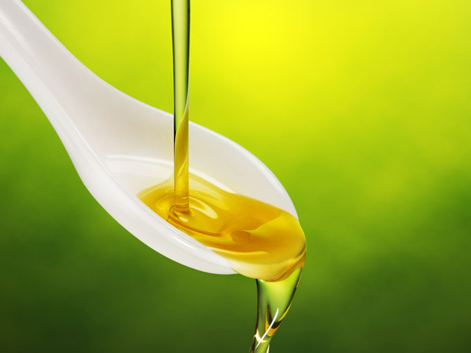 aceite de oliva virgen extra sobre una cuchara