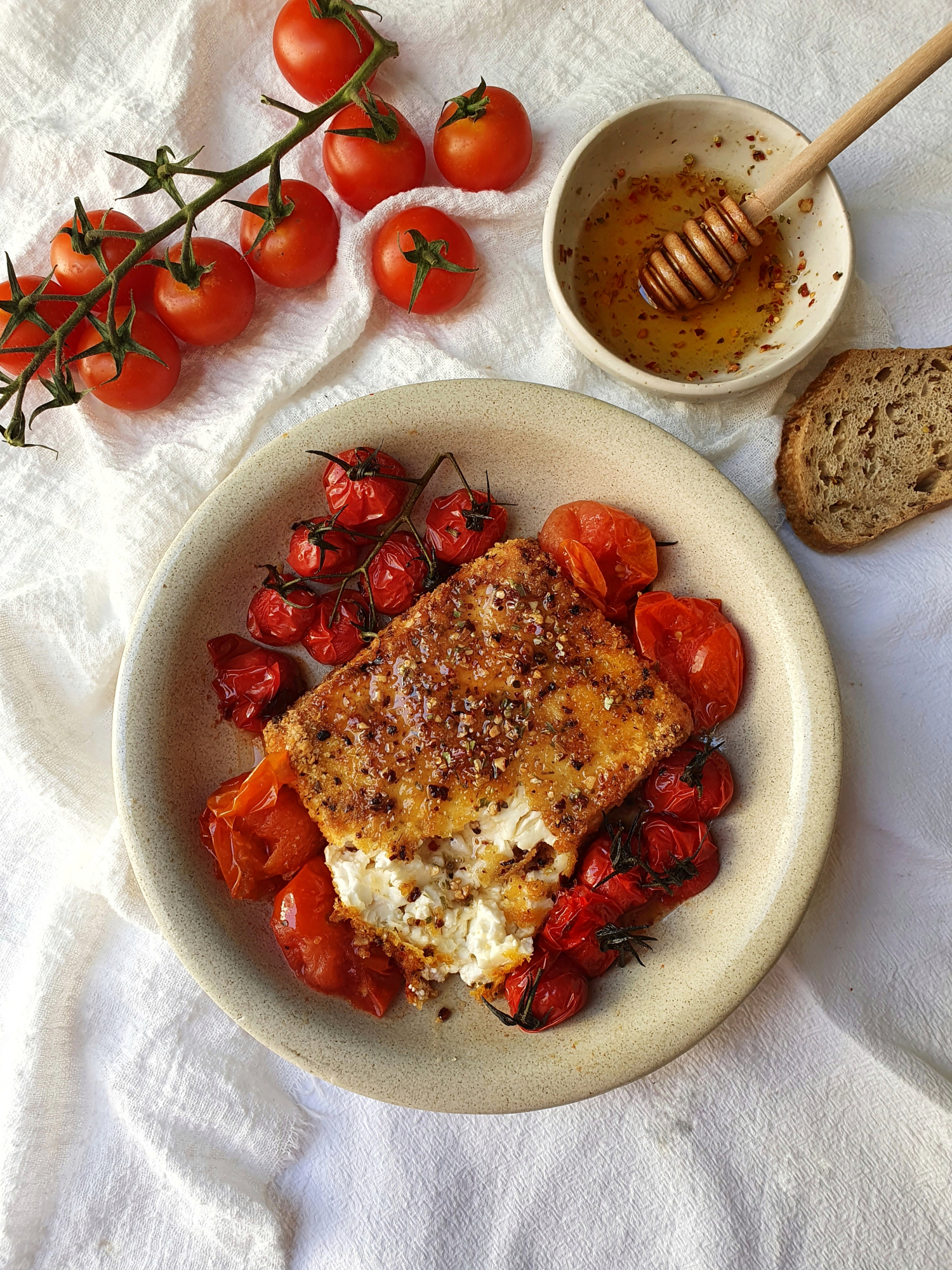 Queso feta con miel y tomates