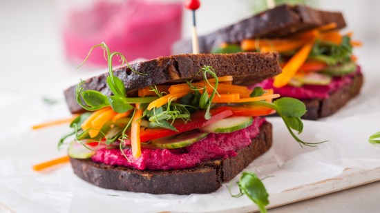 Sándwiches de pan de centeno con dip de remolacha casero