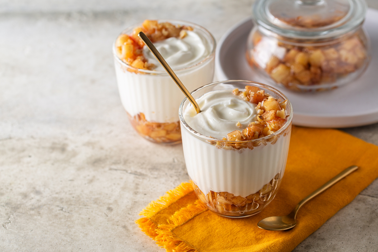Manzanas caramelizadas con yogur griego