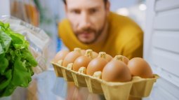¿Por qué se recomienda almacenar los huevos en el frigorífico?