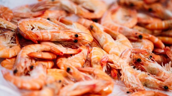 ¿Por qué se ponen negros los langostinos? ¿Se pueden comer?
