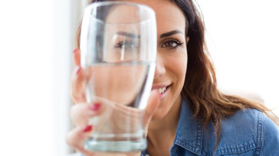 ¿Beber agua adelgaza?