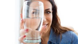 ¿Beber agua adelgaza?