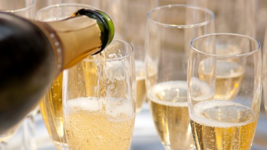 ¿Sirve de algo utilizar una cucharilla para tapar el cava?