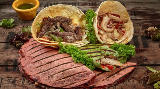 Tacos de presa ibérica con sus acompañantes