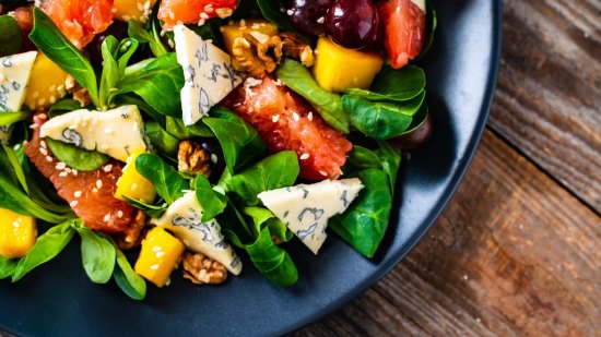 Ensalada de espinacas, mango salteado y queso azul: la receta ligera pero sabrosa que te gustará