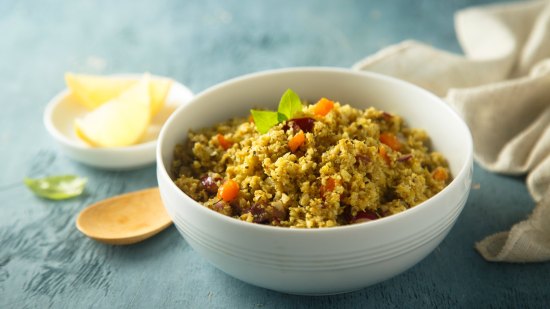 Tabule con piña, piñones y olivada: la receta con cuscús que harás en solo 20 minutos