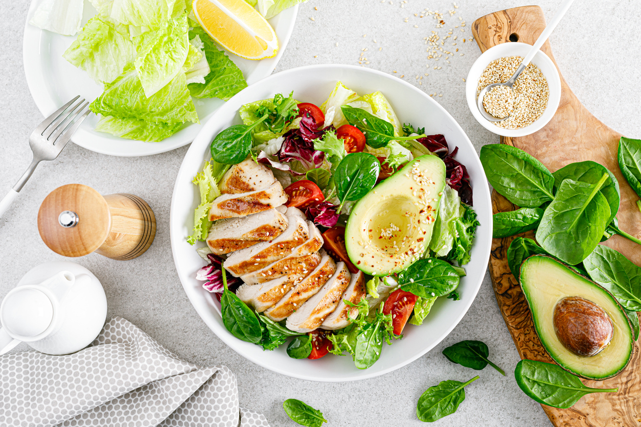 Ensalada de pollo y aguacate