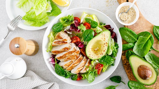 Ensalada de pollo y aguacate