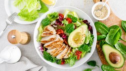 Ensalada de pollo y aguacate