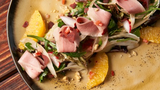 Ensalada de naranja, pechuga de pato ahumada y zanahoria, un plato lleno de sabor fácil de hacer