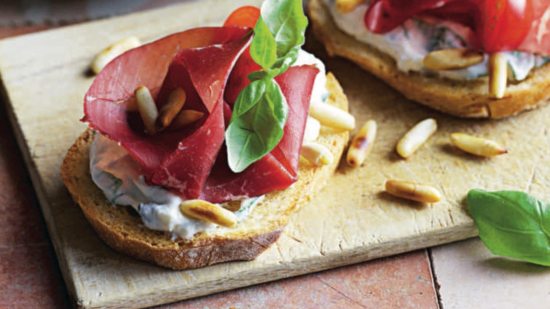 Tostada de bresaola, ricota y piñones: ideal para el aperitivo, deliciosa y fácil de hacer