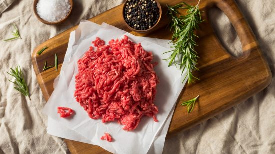 Lo que la mayoría conocemos como carne picada envasada de supermercado en realidad no lo es, según un experto en alimentos