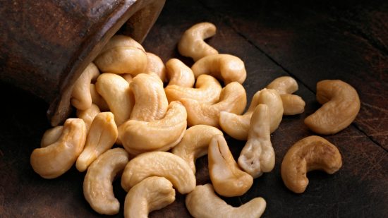 Comer anacardos crudos supone un riesgo para la salud, según los expertos: tres maneras en las que sí es recomendable comer este fruto seco