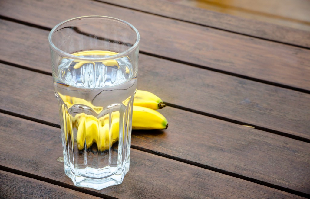 Agua de plátano: beneficios y recetas de esta bebida saludable