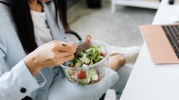 Los nutricionistas recomiendan evitar estos siete alimentos durante la menopausia