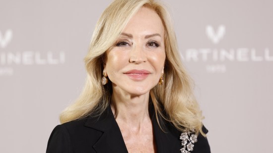 Carmen Lomana look de invitada de verano perfecto para mujeres a partir de 50 años