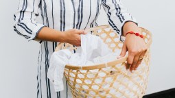 El truco barato y sencillo para que no se queden pegados los pelos al lavar la ropa en la lavadora