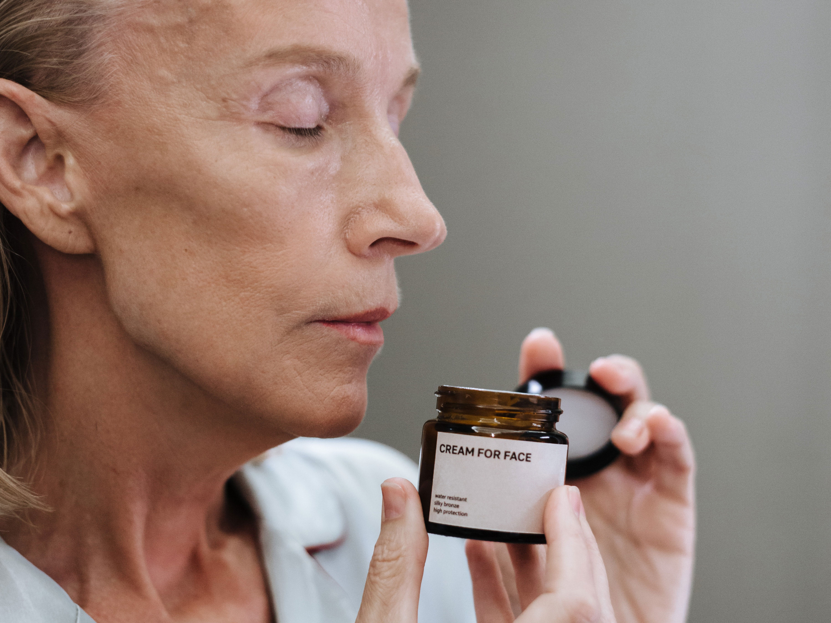 Tres cremas antiedad de farmacia que recomiendan los dermatólogos