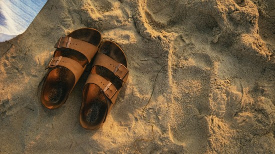 Limpiar las marcas de sudor de las sandalias es muy fácil con estos productos que seguro tienes en casa