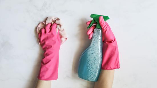 Limpiar las marcas de sudor de las sandalias es muy fácil con estos productos que seguro tienes en casa