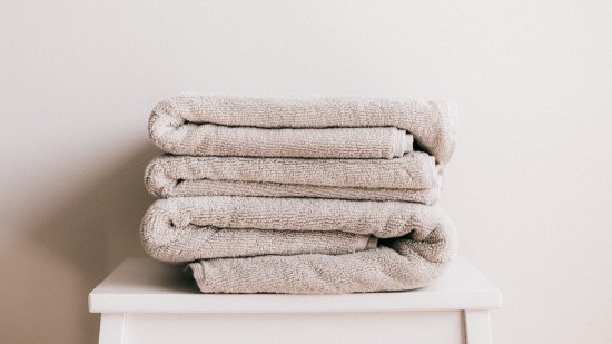 El truco de limpieza que aprendimos de las abuelas para que las toallas queden suaves y sin mal olor