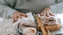 Los trucos de Marie Kondo para ordenar los armarios pequeños