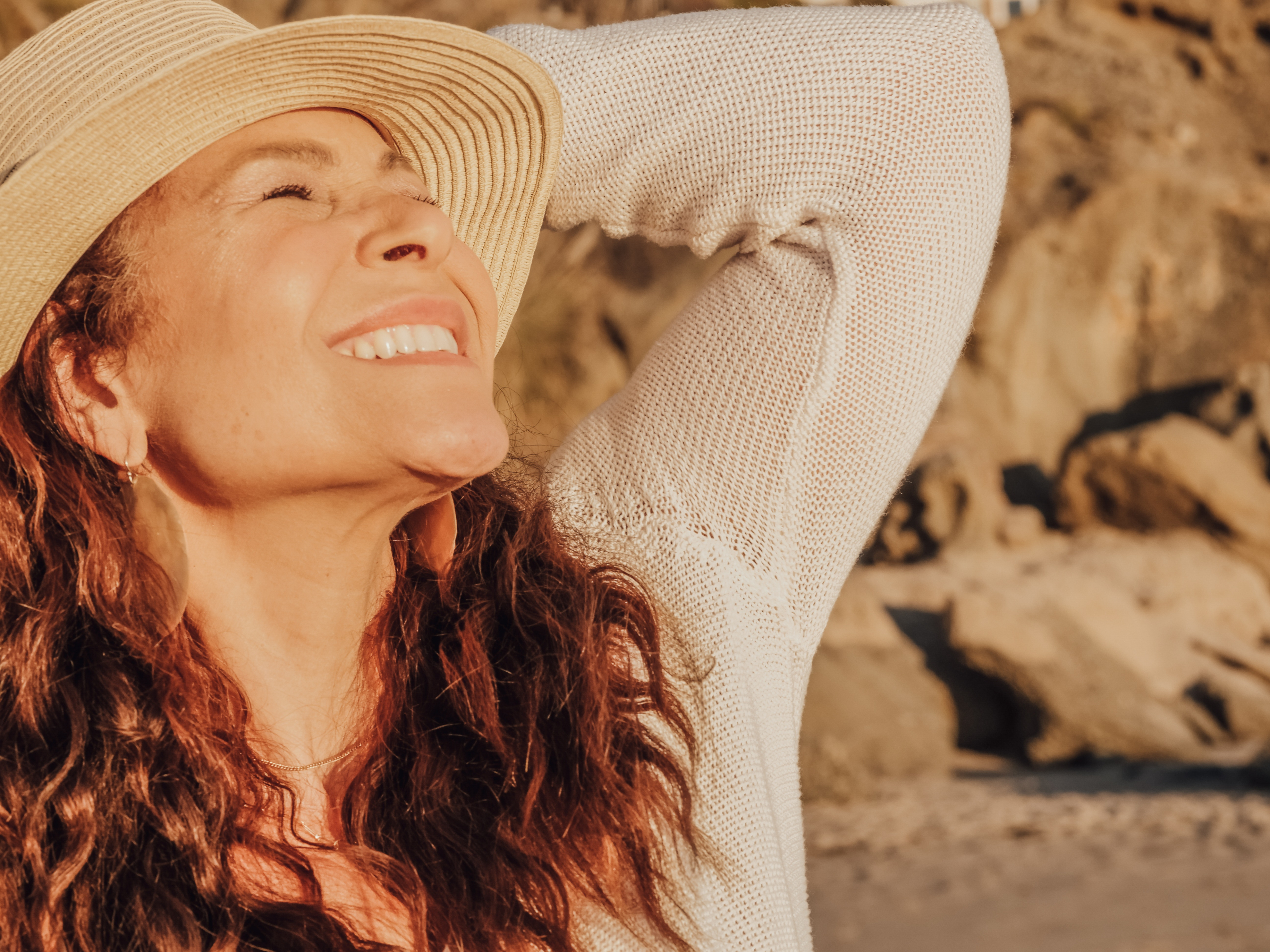 Los consejos de los peluqueros para cuidar el pelo en verano a los 50 años