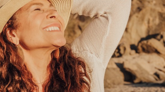 Los consejos de los peluqueros para cuidar el pelo en verano a los 50 años