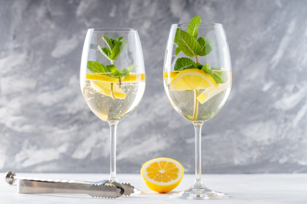 La receta del coctel Hugo Spritz: la bebida refrescante que triunfa en las terrazas europeas