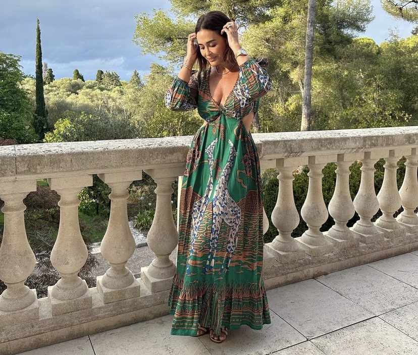 Rebajas de Massimo Dutti: diez vestidos anchos, elegantes y tirados de precio que amarán las mujeres de +50