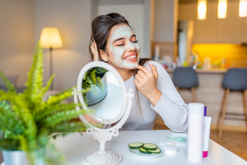 Mascarillas caseras para la cara: cómo prepararlas y cuál es la opinión de una experta sobre ellas