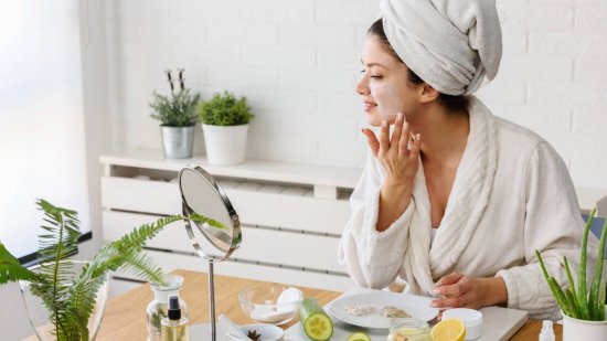Mascarillas caseras para la cara: cómo prepararlas y cuál es la opinión de una experta sobre ellas
