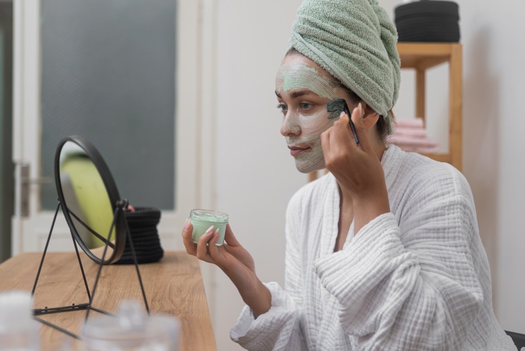 Mascarillas caseras para la cara: cómo prepararlas y cuál es la opinión de una experta sobre ellas