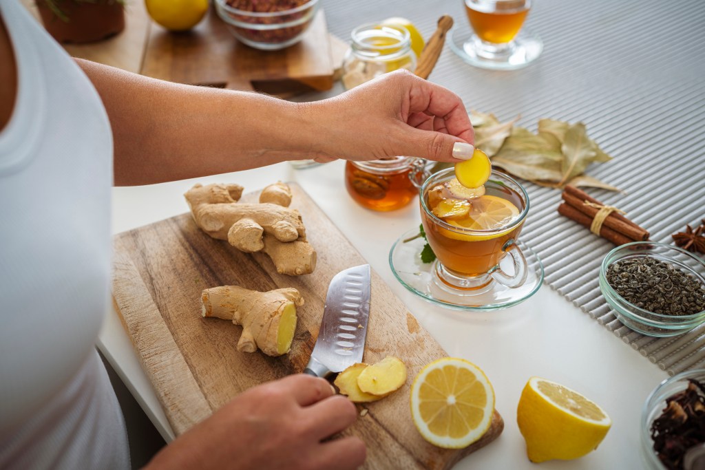 Té de jengibre y canela: beneficios, receta y contraindicaciones según una nutricionista