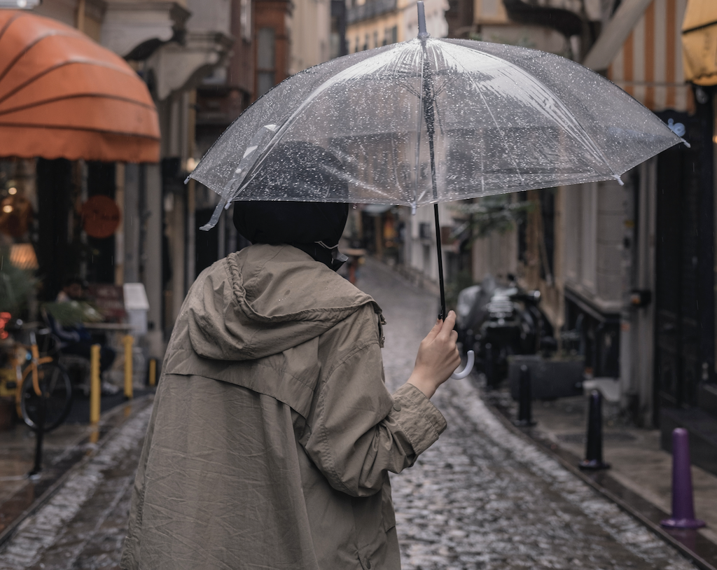 El plumífero ligero y tirado de precio de Zara que enamorará a las mujeres de +50 y otros modelos baratos para hacer frente al frío y la lluvia